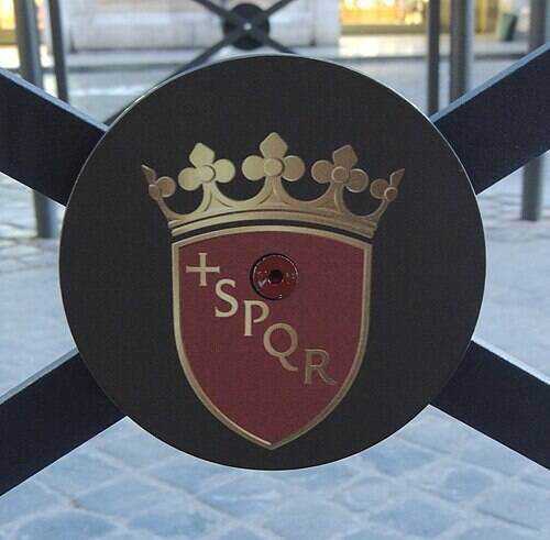 Надпись SPQR в современном Риме